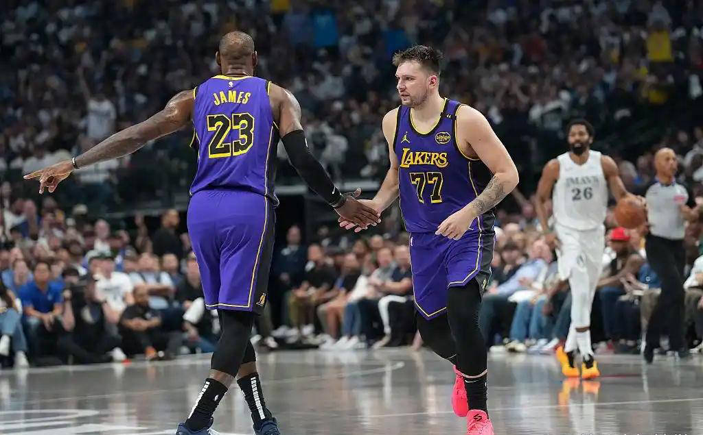 爱游戏体育：湖人队战术调整：如何最大化利用戴维斯的内线优势？的简单介绍