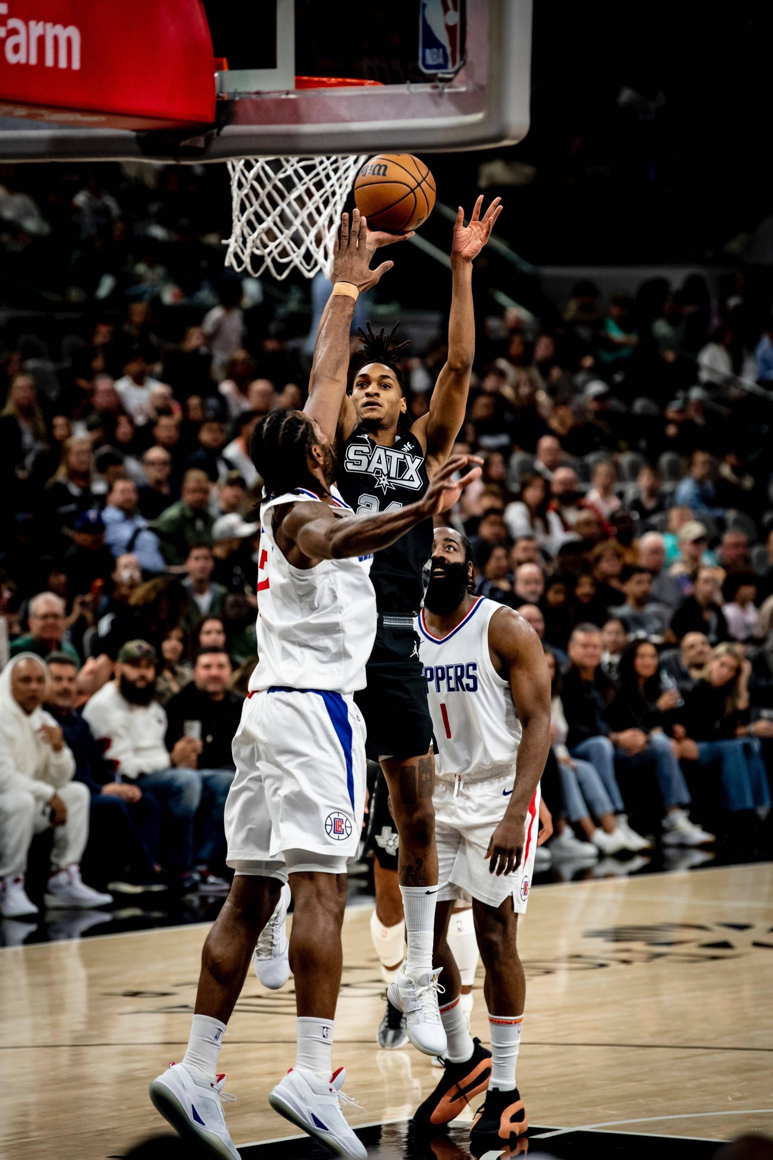 包含爱游戏体育:快船队莱昂纳德再次受伤：快船命运多舛的词条