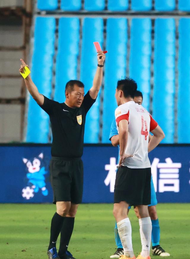 爱游戏体育:中超联赛VAR技术培训：提升裁判员使用水平，减少争议判罚的简单介绍