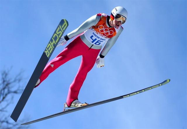 关于爱游戏体育:跳台滑雪世界杯，空中飞跃惊险刺激的信息